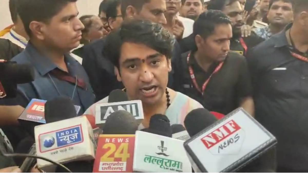 धीरेंद्र शास्त्री ने सफाई कर्मियों से कराई हनुमान जी की आरती, 7 नवंबर से होगी हिंदू एकता पदयात्रा, कहा- अब एक न हुए तो कश्मीर जैसी हालत होगी, सपने में तपस्वी बाबा की फटकार के बाद VIP कल्चर किया बंद
