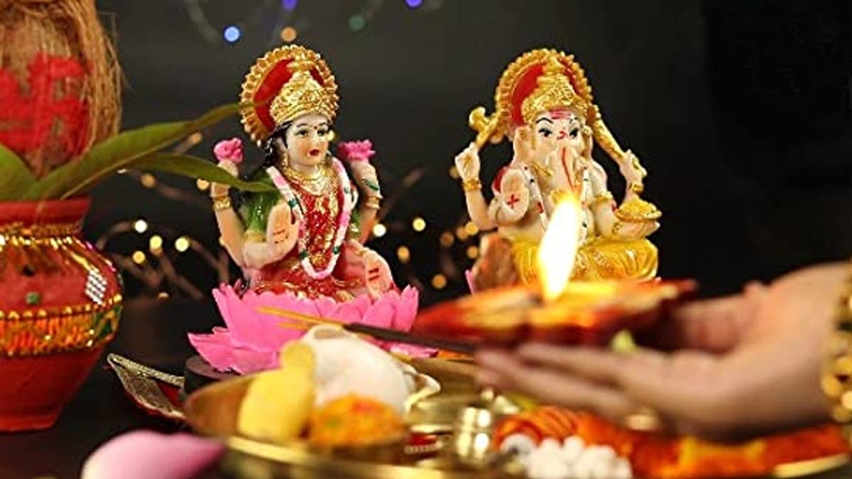 Diwali 2025 : दिवाली की पूजा में मां लक्ष्मी और गणेश जी को लगाएं इन 7 चीजों का भोग, घर में आएगी खुशहाली