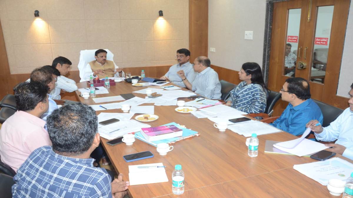 छिंदवाड़ा कफ सिरप कांड के बाद एक्शन में सरकार: स्वास्थ्य मंत्री ने ली बड़ी बैठक, अब सिर्फ रजिस्टर्ड डॉक्टर के पर्चे पर ही मिलेगी कोडीन युक्त दवा