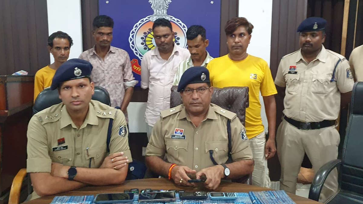ऑपरेशन विश्वास : प्रतिबंधित नशीली दवाइयां बेचने वाले पांच आरोपियों को पुलिस ने किया गिरफ्तार…
