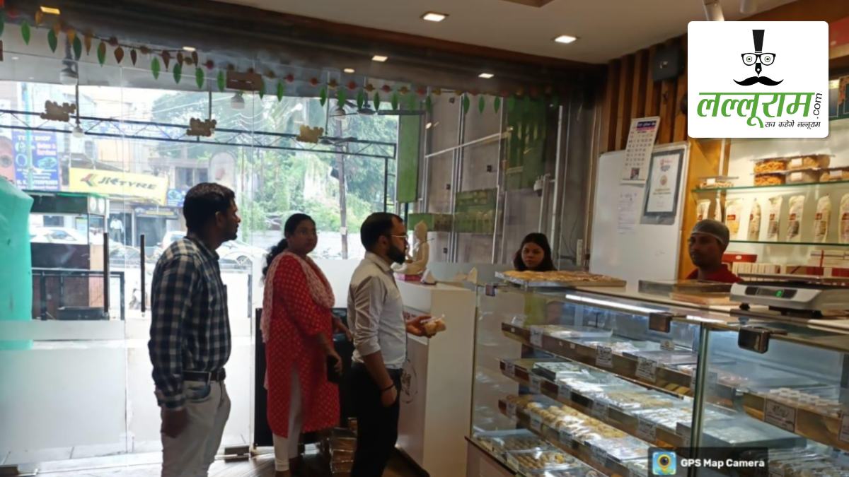 दिवाली से पहले डेढ़ दर्जन से अधिक मिठाई दुकानों पर खाद्य विभाग की टीम ने दी दबिश, व्यापारियों में मचा हड़कंप