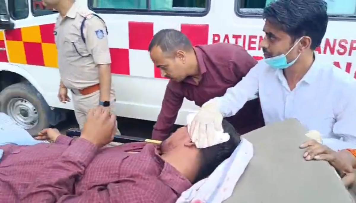 बलवा ड्रिल के दौरान असली चोट: उपद्रवी बने आरक्षक को रोकने चलाए आंसू गैस के गोले, लहूलुहान हालत में अस्पताल में भर्ती