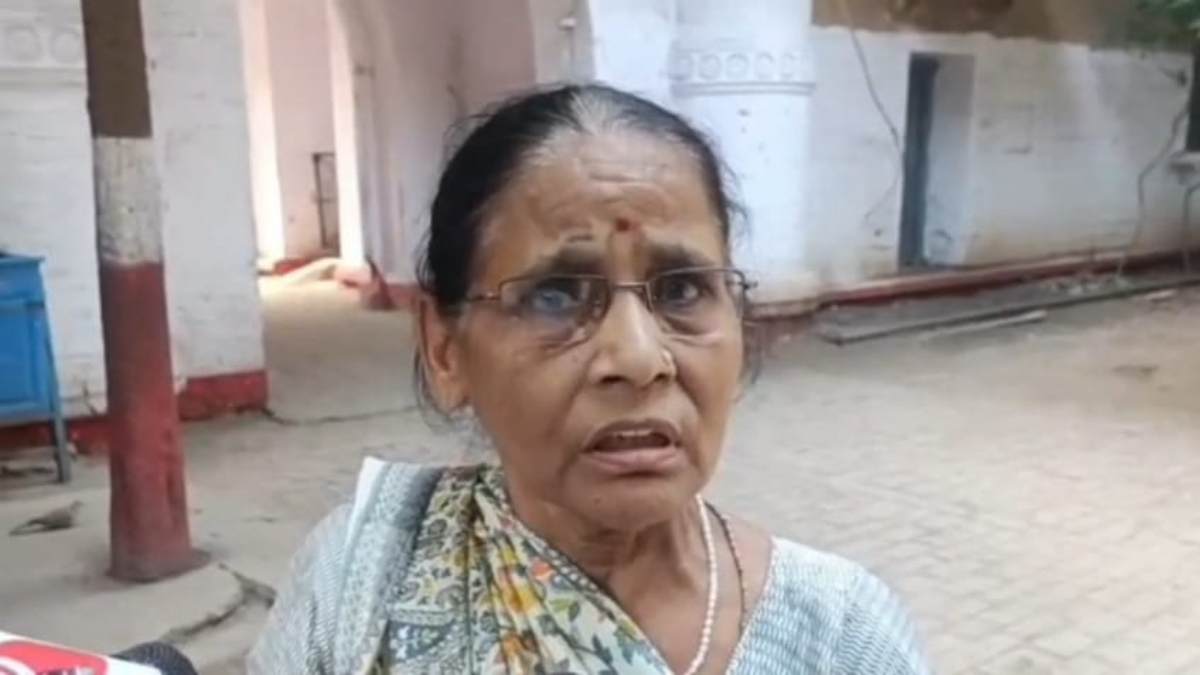 मंदिर जा रही बुजुर्ग महिला से ठगी: नकली नोटों की गड्डी को असली बताकर उतरवाए गहने, रुमाल में कंकड़ देख उड़ गए होश