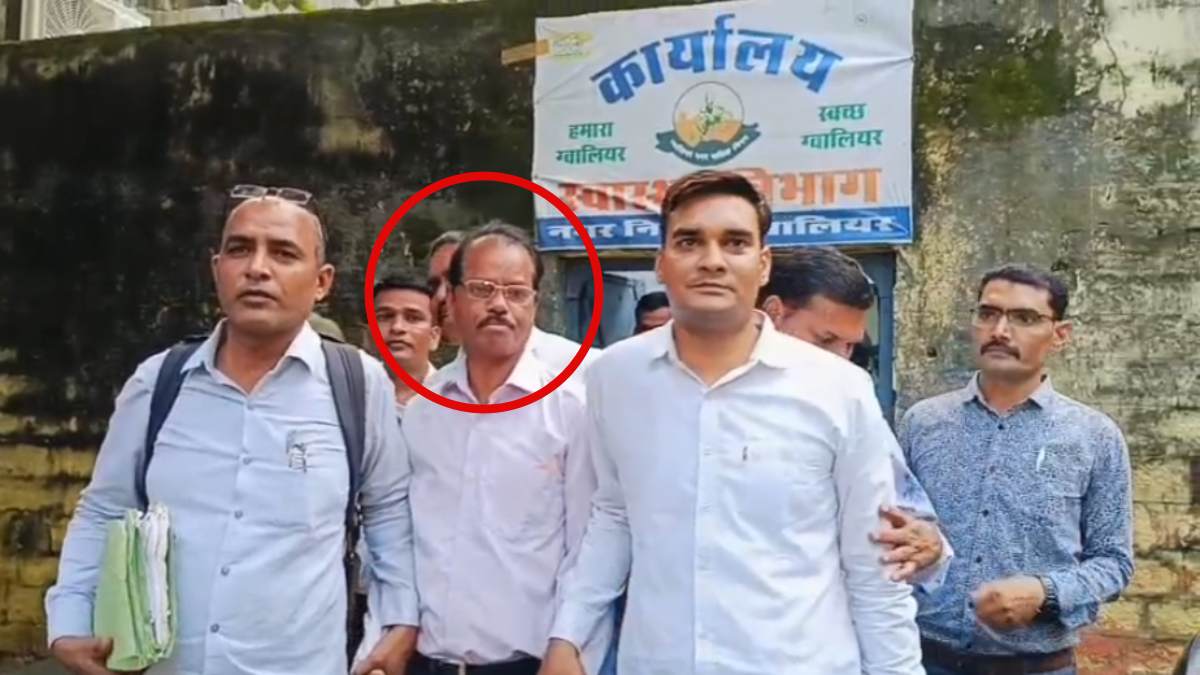 घूसखोर बाबू पर लोकायुक्त का एक्शन: अनुकंपा नियुक्ति के नाम पर महिला से की 1 लाख की डिमांड, रिश्वत लेते हुए गिरफ्तार