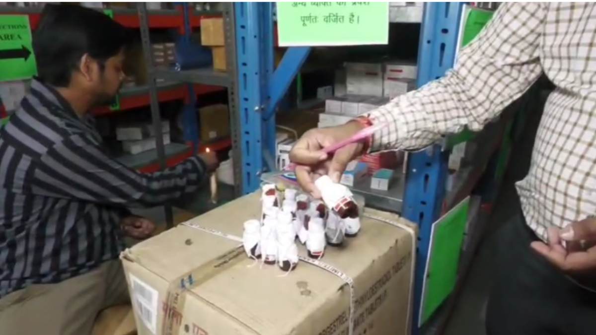 EXCLUSIVE: बच्चों के एंटीबायोटिक सिरप में निकले कीड़े, अस्पताल में भर्ती बच्चे को दिया गया था एजिथ्रोमाइसिन, ड्रग डिपार्टमेंट ने लिया संज्ञान
