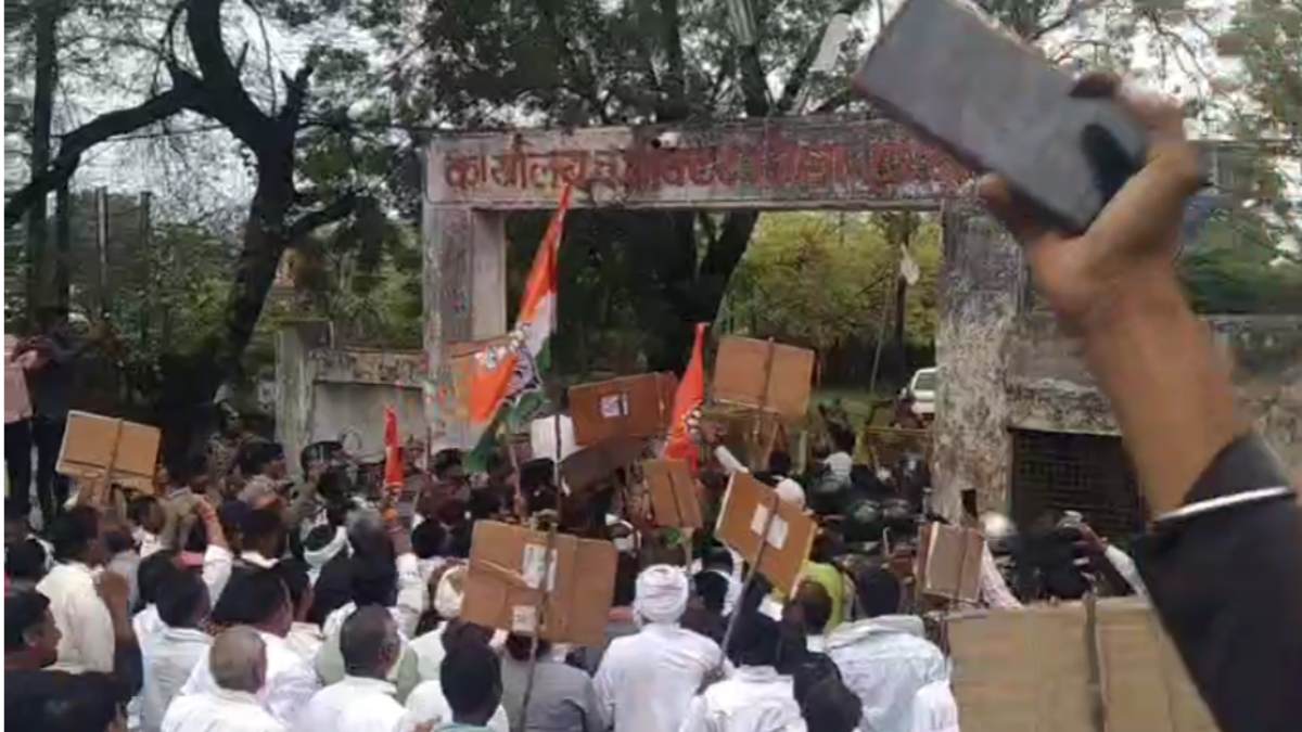 किसानों का अनोखा प्रदर्शन: कलेक्टर चेंबर के सामने रामधुन गाकर जताया आक्रोश, गेट पर चढ़े विधायक 