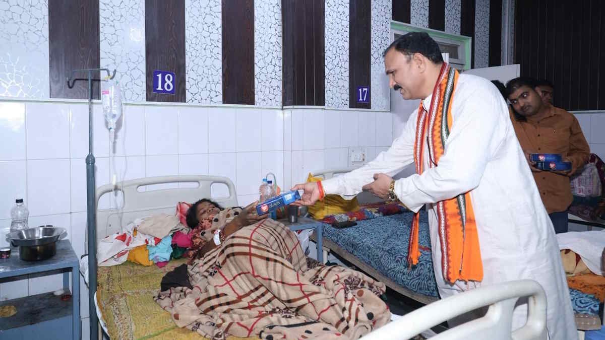 स्वास्थ्य मंत्री जायसवाल ने मरीजों और अस्पताल स्टाफ के साथ मनाई दिवाली, फल के साथ बांटी मिठाइयां…