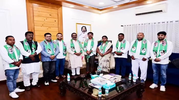 घाटशिला उपचुनाव : आखिरी वक्त में हेमंत सोरेन ने BJP के नाक के नीचे से उड़ाये उनके 5 नेता, भाजपा बोली- जानकारी नहीं थी ..