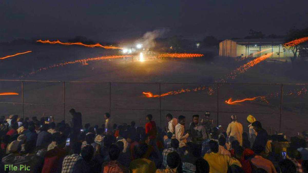 इंदौर में शुरू हुआ हिंगोट युद्ध: तुर्रा और कलंगी दल के योद्धाओं ने एक-दूसरे पर अग्निबाण से किया वार, 40 घायल