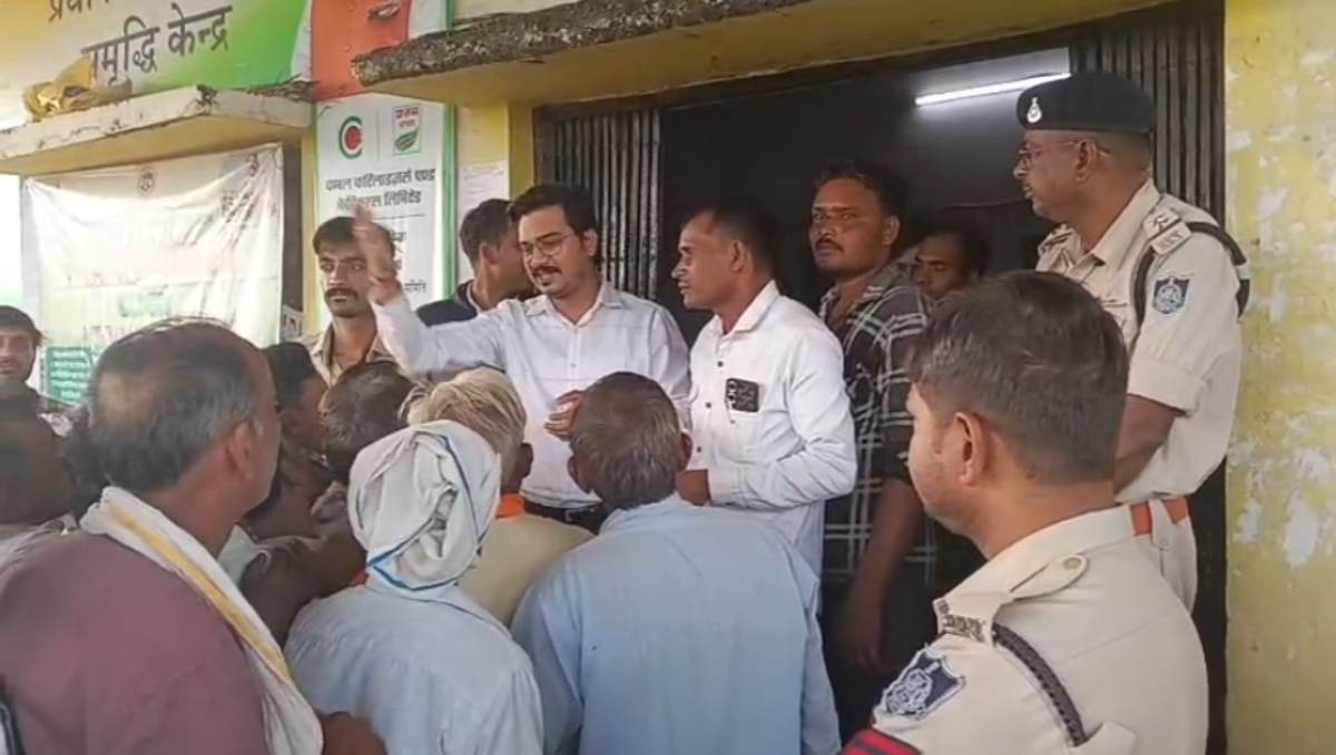 पुलिस के साए में बंटी खाद: इछावर में खाद की किल्लत से जूझ रहे किसान, बोले- सरकार खाद ना दे सकें तो हमें सल्फास दे दें