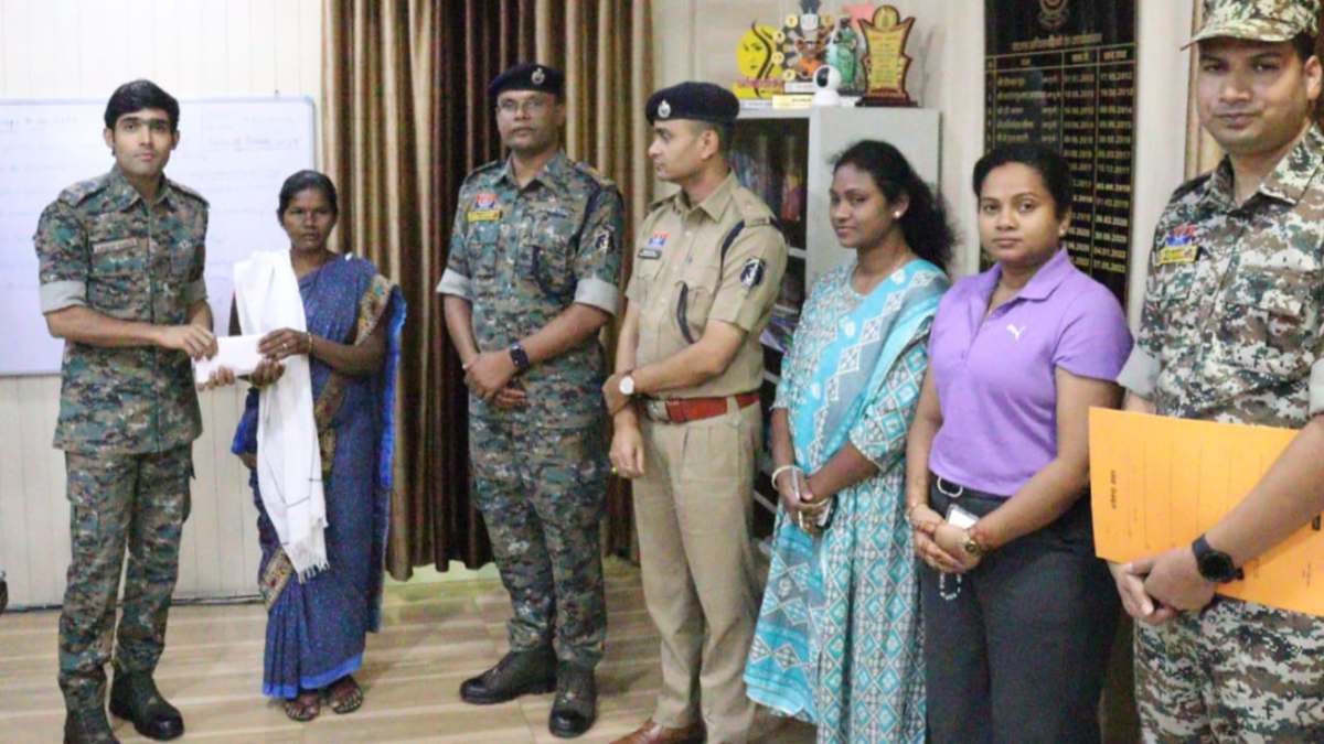 5 लाख की ईनामी महिला नक्सली गीता उर्फ कमली सलाम ने किया आत्मसमर्पण, हिंसा छोड़कर मुख्यधारा से जुड़ने का लिया फैसला