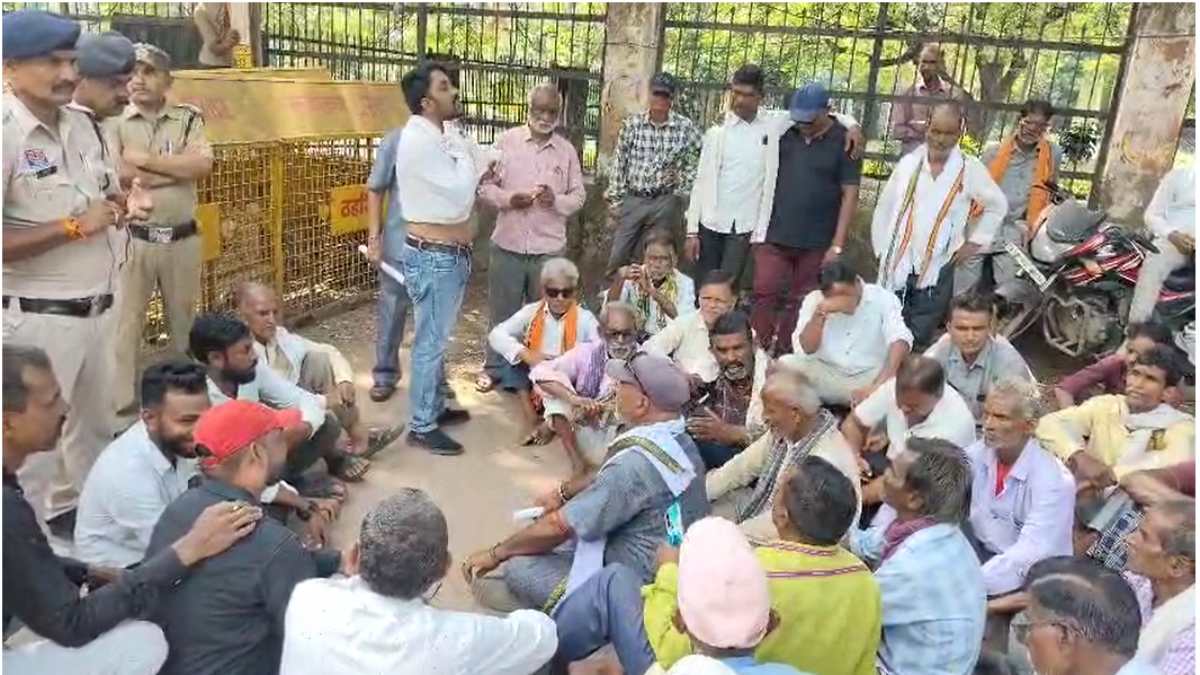 मुआवजा में कटौती से आक्रोश : हजारों किसानों ने कलेक्ट्रेट के बाहर किया प्रदर्शन, उचित मुआवजा नहीं मिलने पर उग्र आंदोलन की दी चेतावनी, एक किसान ने की आत्मदाह की काेशिश