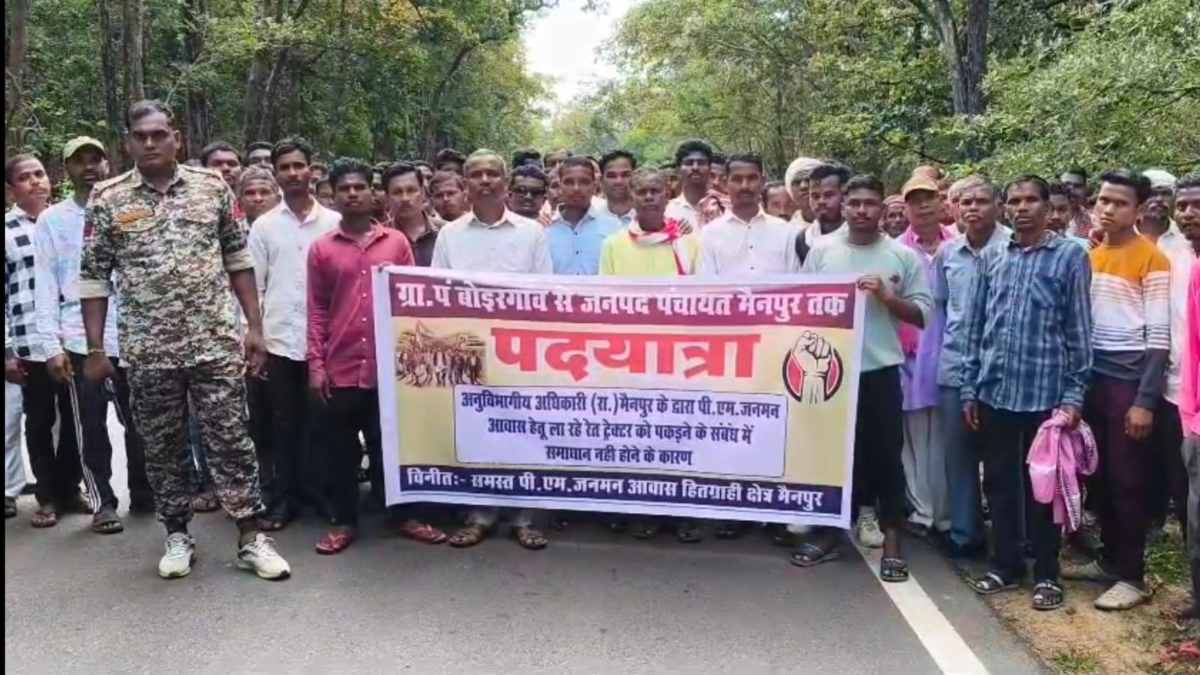 पीएम आवास के लिए रेत ढुलाई कर रहे ट्रैक्टर को SDM ने पकड़ा, चालक ने गाड़ी छोड़ने मांगे 10 हजार, ग्रामीणों ने निकाली पदयात्रा, कहा – रेत की व्यवस्था करे या फिर मकान बनाकर दे प्रशासन