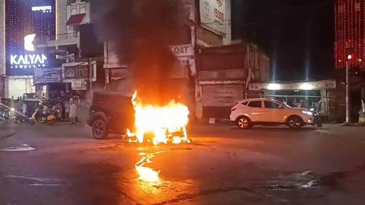CG Breaking: चलती ‘Thar’ में अचानक लगी आग, बाल-बाल बचे कार सवार, देखें वीडियो…