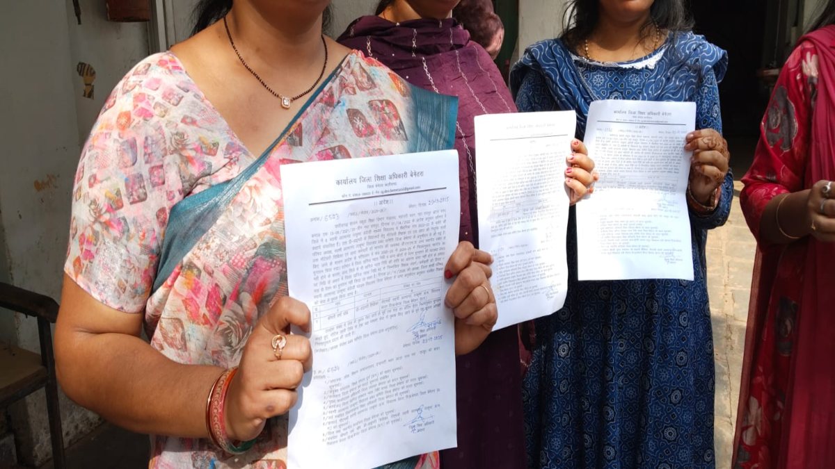 DMF के अभाव से 7 शिक्षक और 4 आया बर्खास्त, छुट्टी के दिन बुलाकर थमाया नोटिस, शिक्षकों ने 8 महीने से सैलरी नहीं मिलने का लगाया आरोप