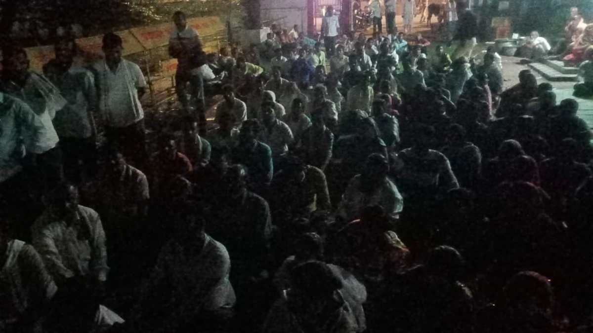 थाने के बाहर सतनामी समाज का धरना : प्राचार्य पर समाज की शिक्षिका से अभद्र व्यवहार करने का आरोप, गिरफ्तारी और निलंबन की मांग