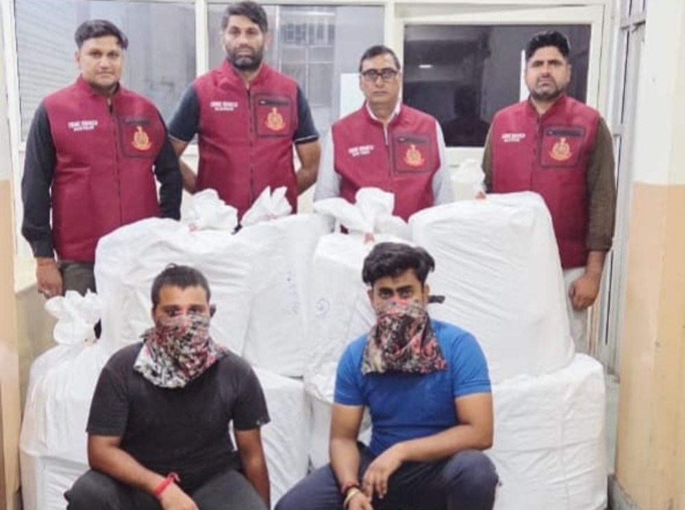 दिवाली से पहले दिल्ली पुलिस का बड़ा एक्शन, 423 किलो प्रतिबंधित पटाखे के साथ 3 गिरफ्तार, आरोपियों में दो Delhi University के छात्र