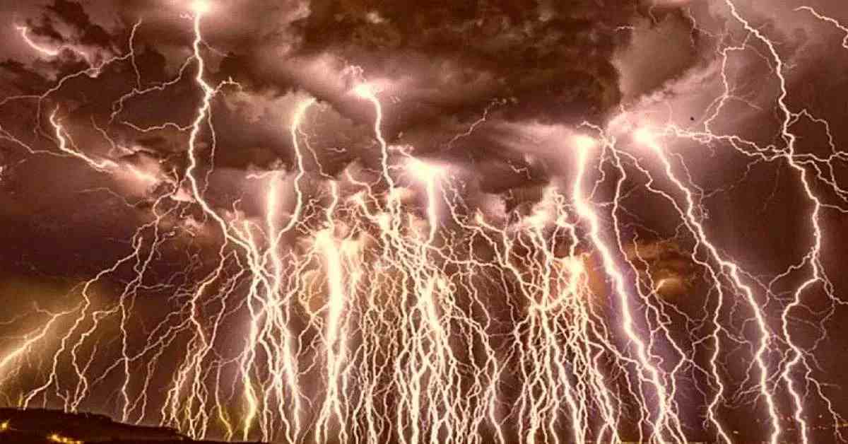 आसमान से बरसी मौतः आकाशीय बिजली की चपेट में आने से बाप-बेटे समेत 7 लोगों की थमी सांसें, परिजनों में मचा कोहराम