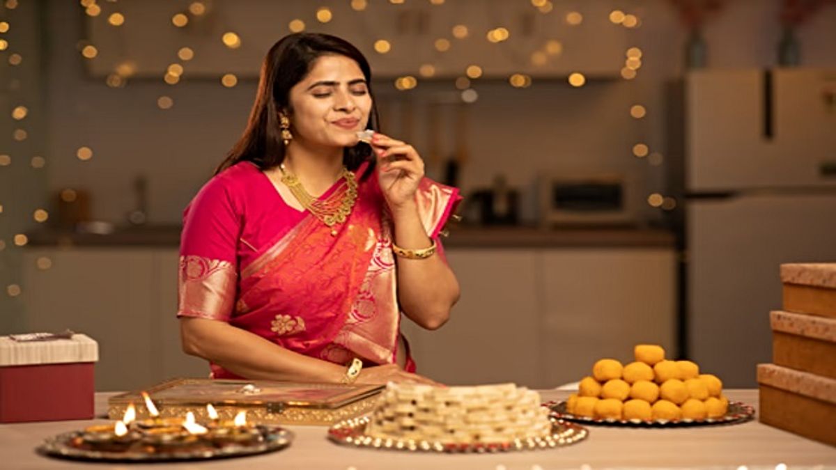 दिवाली पर मीठा और नमकीन खाकर भी नहीं बढ़ेगा वजन, अपनाएं ये स्मार्ट डाइट टिप्स