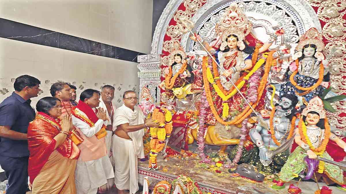 कटक: महानवमी पर दुर्गा पूजा पंडालों में पहुंचे CM माझी, लिया आशीर्वाद