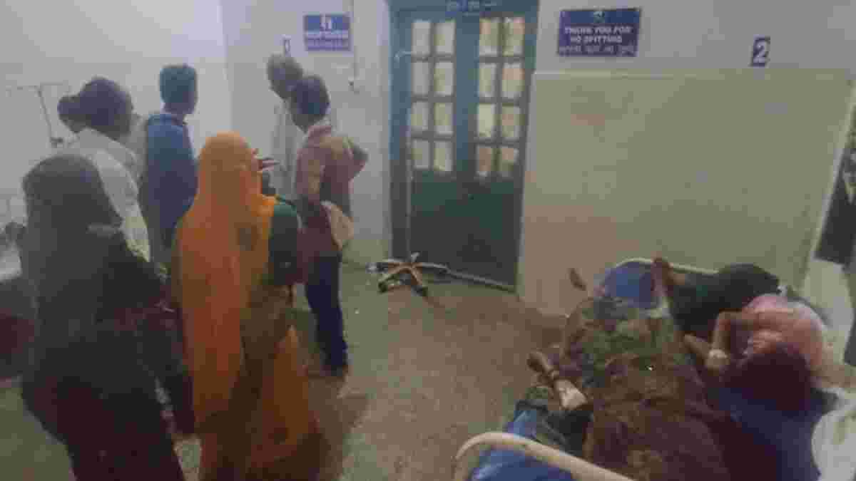 एक ही परिवार के 4 लोग घर में मिले मरणासन्न स्थिति मेंः सभी को अस्पताल में कराया भर्ती, पुलिस जांच में जुटी