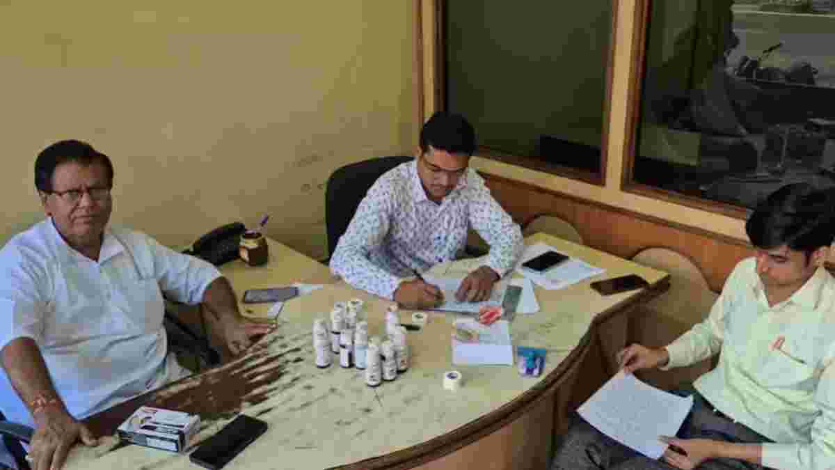 ड्रग कंट्रोल विभाग का जबलपुर में छापा: छिंदवाड़ा में कफ सिरप पीने से 9 बच्चों की मौत के बाद जब्त किए सैंपल