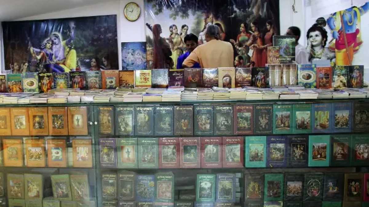 धार्मिक पुस्तकों का बढ़ा क्रेज, युवा भी बना रहे पहली पसंद