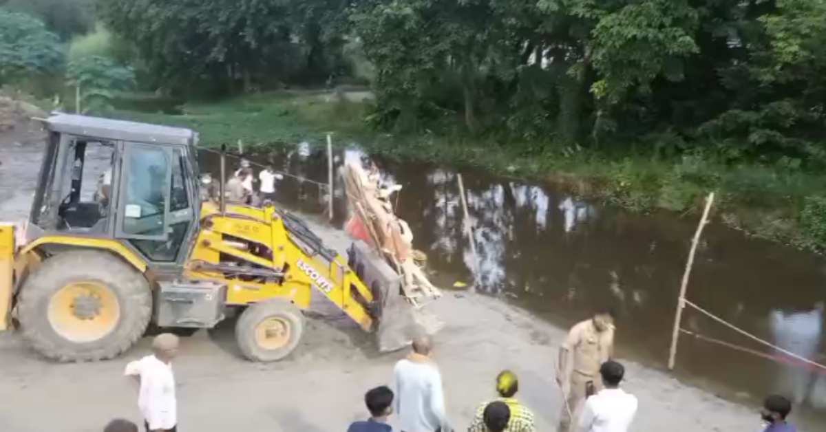 ये मनमानी नहीं तो और क्या? UP में सुप्रीम कोर्ट और NGT के आदेशों को ठेंगा, निर्देश के बाद भी खुलेआम नदी-तालाबों में किया गया मूर्ति विसर्जन