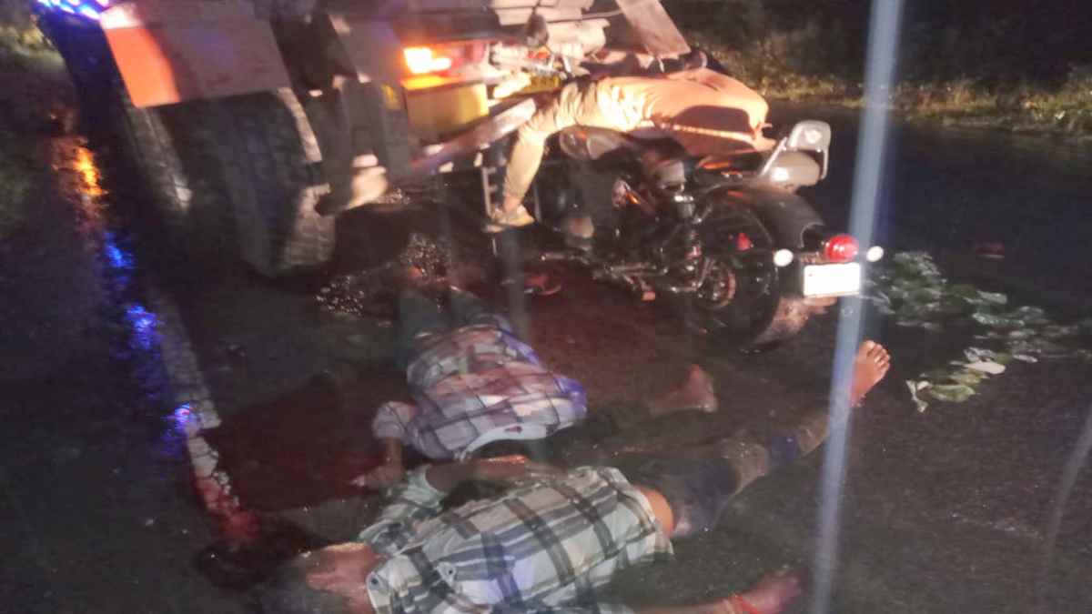CG Breaking : ट्रक से टकराकर बाइक सवार तीन युवकों की मौत, गांव में पसरा मातम