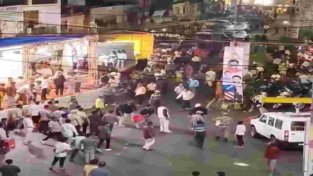 कांग्रेस- बीजेपी कार्यकर्ताओं में मारपीट का वीडियोः एक दूसरे पर जमकर उछाली कुर्सियां, हालात बेकाबू होने पर बुलाया अतिरिक्त पुलिस बल