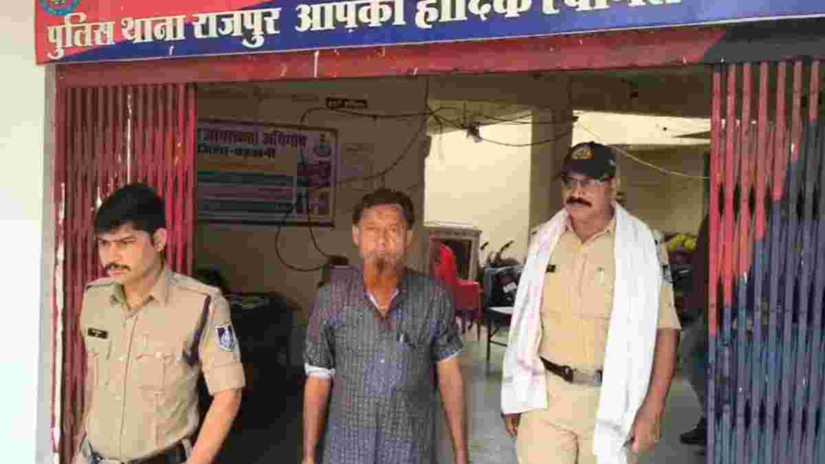 एक और जिहादः नाले के गंदे पानी से फुटकर व्यापारी धो रहा था सेब फल, पुलिस ने आरोपी इकबाल को भेजा जेल