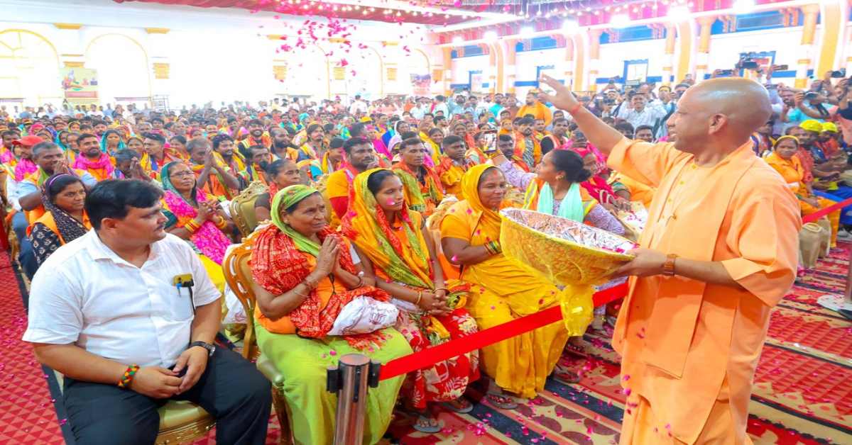 स्वच्छता मित्र सम्मान समारोह : सीएम योगी का स्वच्छता कर्मियों के लिए बड़ा ऐलान, इधर लोगों से अपील कर कहा- हर गरीब के घर में भी एक दीया जले और दिवाली की मिठाई जरूर पहुंचे