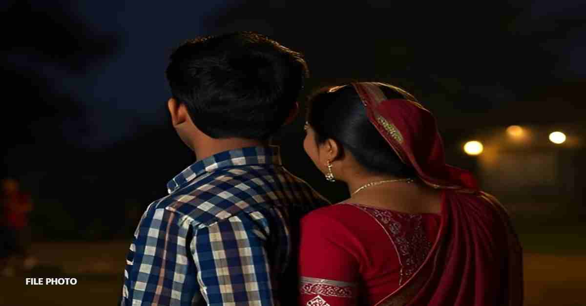 आधी रात प्रेमिका से रोमांस: लड़की के परिजनों ने रंगे हाथ पकड़ा, फिर सुबह होते ही कर दी शादी