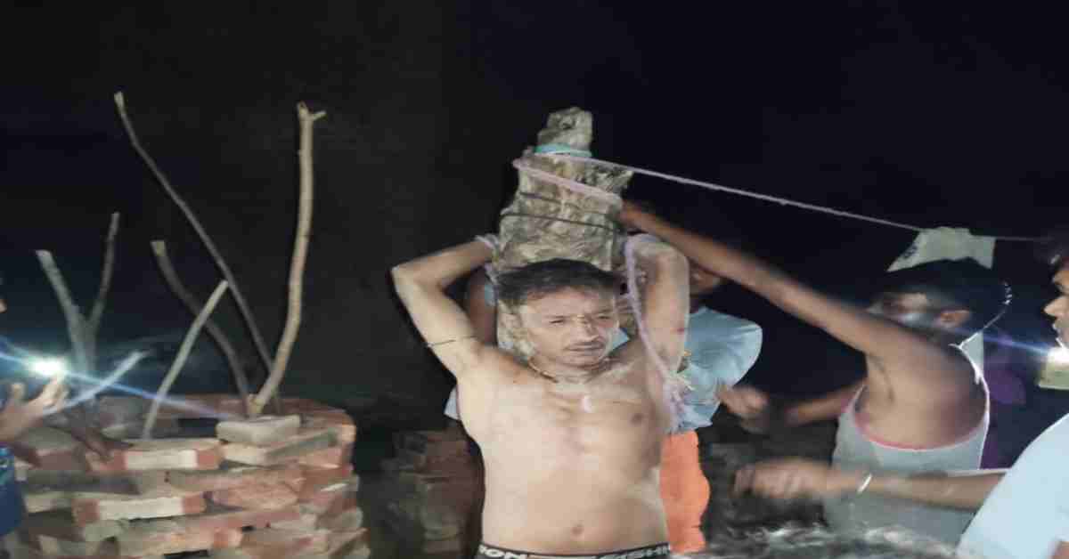 ये मोबाइल चोर है… चोरी के शक में युवक को खंभे से बांधकर बेरहमी से पीटा, फिर…