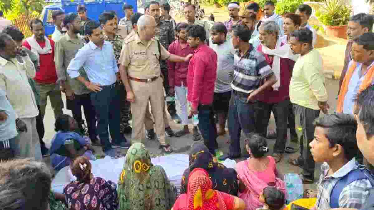 कलेक्टर बंगले के सामने शव रख प्रदर्शनः शराब पार्टी के दौरान गोली लगने से घयाल ने दिल्ली में इलाज के दौरान तोड़ा दम