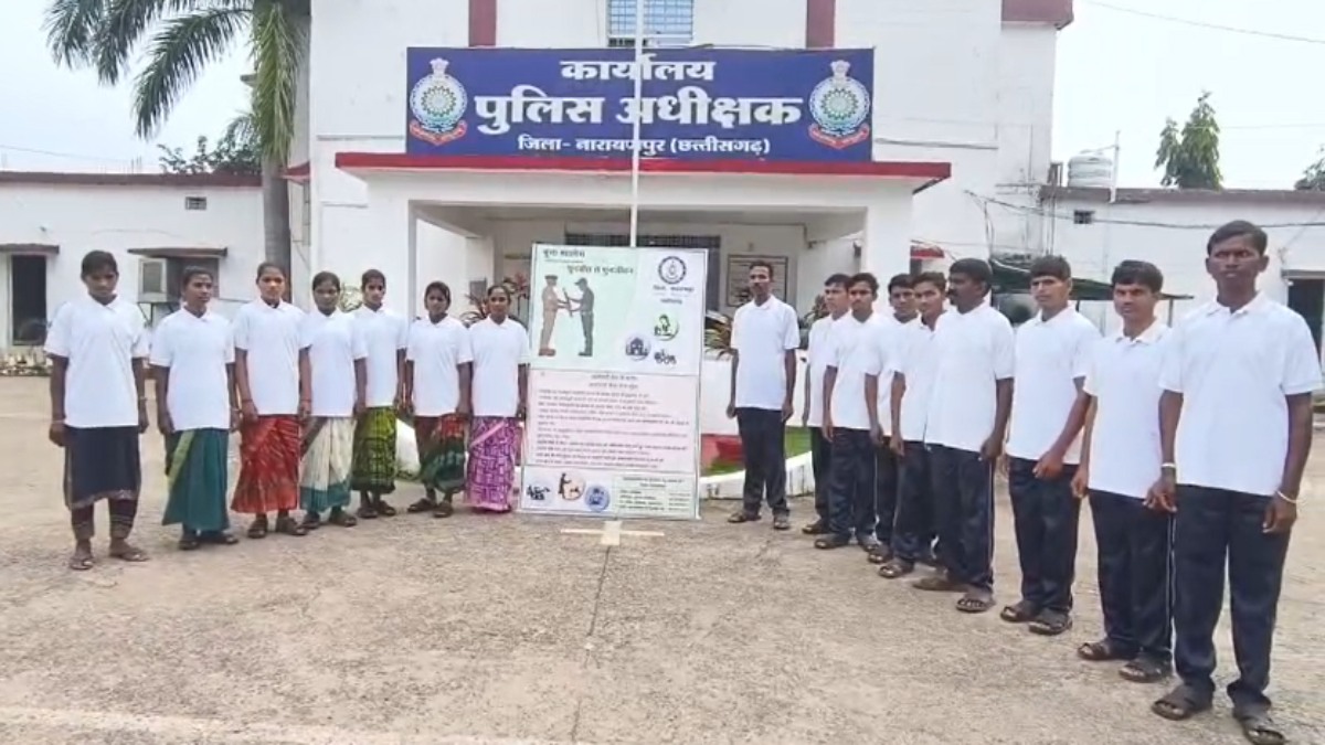 नक्सली संगठन को बड़ा झटका : 7 महिला समेत 16 नक्सलियों ने किया सरेंडर, 70 लाख रुपये का था इनाम