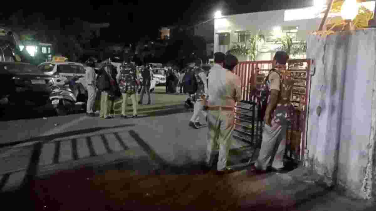 आरएसएस प्रचारक के साथ मारपीट के बाद तनाव: नगर में पत्थरबाजी और तोड़फोड़, हिंदू संगठनों ने थाने का किया घेराव, टीआई लाइन अटैच