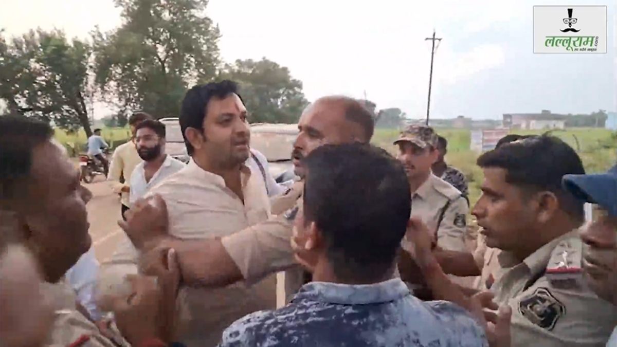 कवर्धा में भाजपा-कांग्रेस कार्यकर्ताओं में झड़प : BJYM अध्यक्ष राहुल टिकरिया के दौरे के दौरान हुआ बवाल, देखें वीडियो…