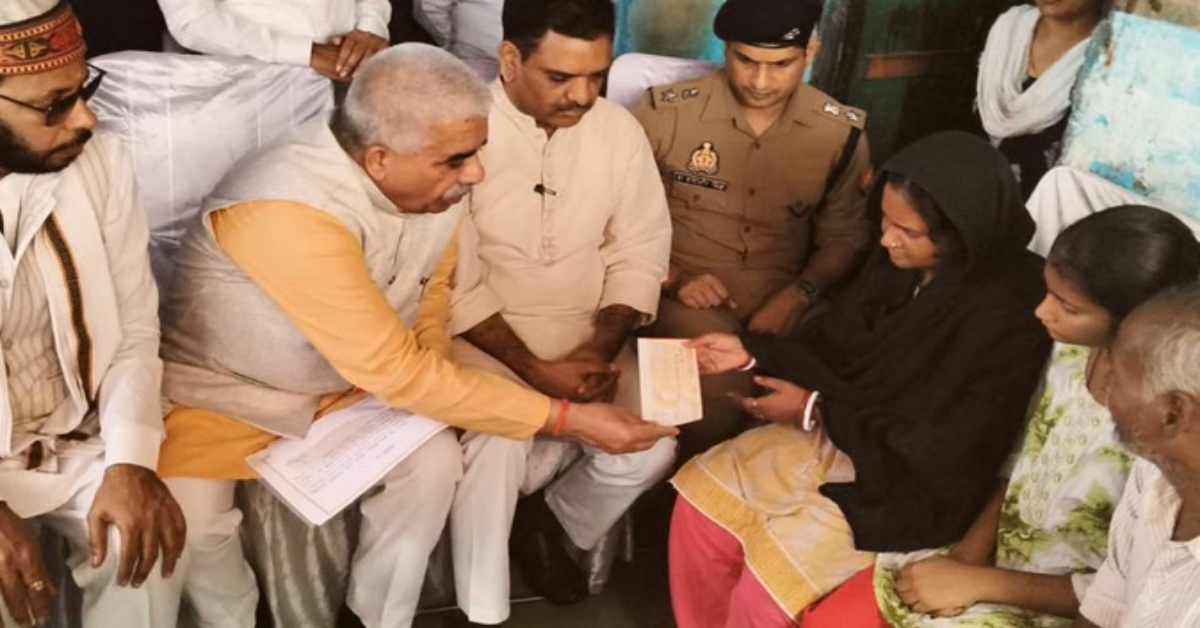 हर संभव मदद की जाएगी… योगी सरकार के 2 मंत्रियों ने दलित हरिओम के परिवार से की मुलाकात, 7-7 लाख रुपए की आर्थिक सहायता देकर जो कहा…