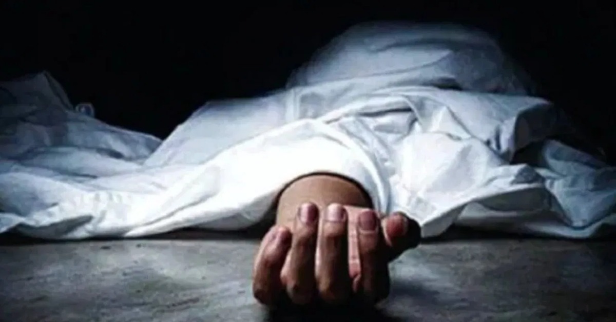 फोन पर बात करते हुए दूर गया युवक, कुछ देर बाद अचानक सुनाई दी चीख, दोस्तों ने देखा तो खून से लथपथ मिला शरीर