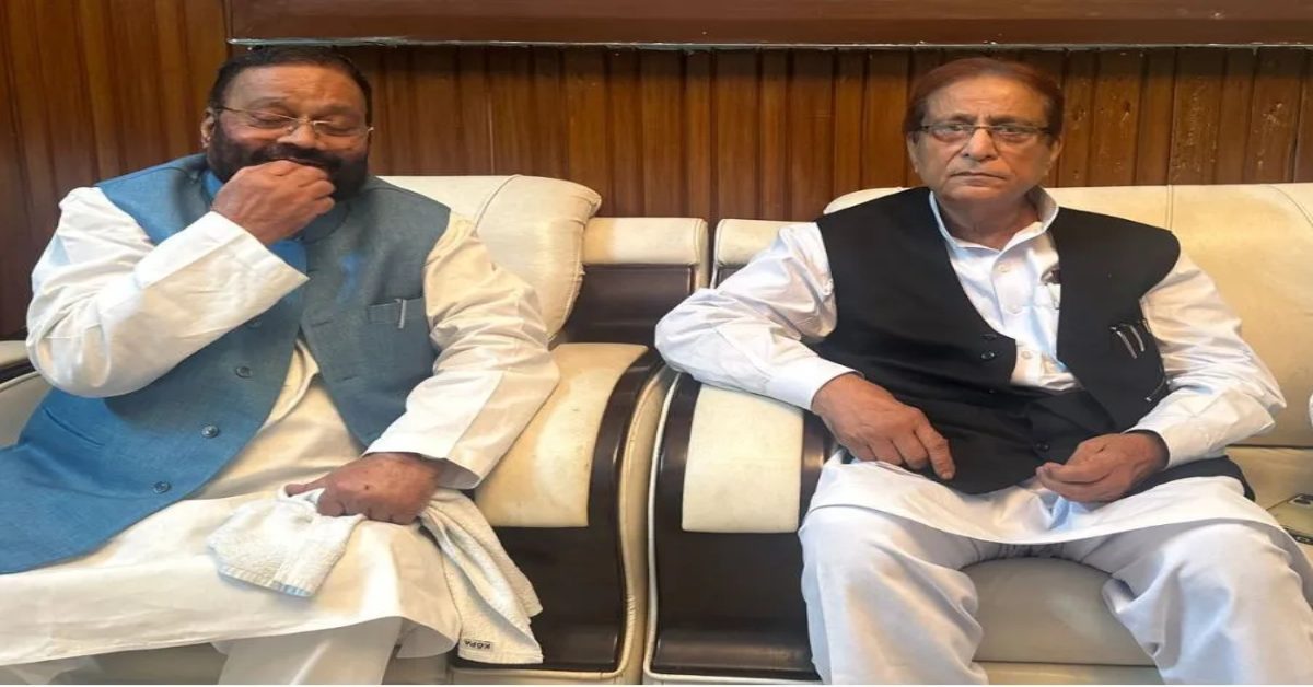 आजम खान से मिलने पहुंचे स्वामी प्रसाद मौर्य, देर तक हुई बातें, बाहर आते ही कहा- योगी सरकार ने अत्याचार किया है, विपक्षी नेताओं को टारगेट किया जा रहा