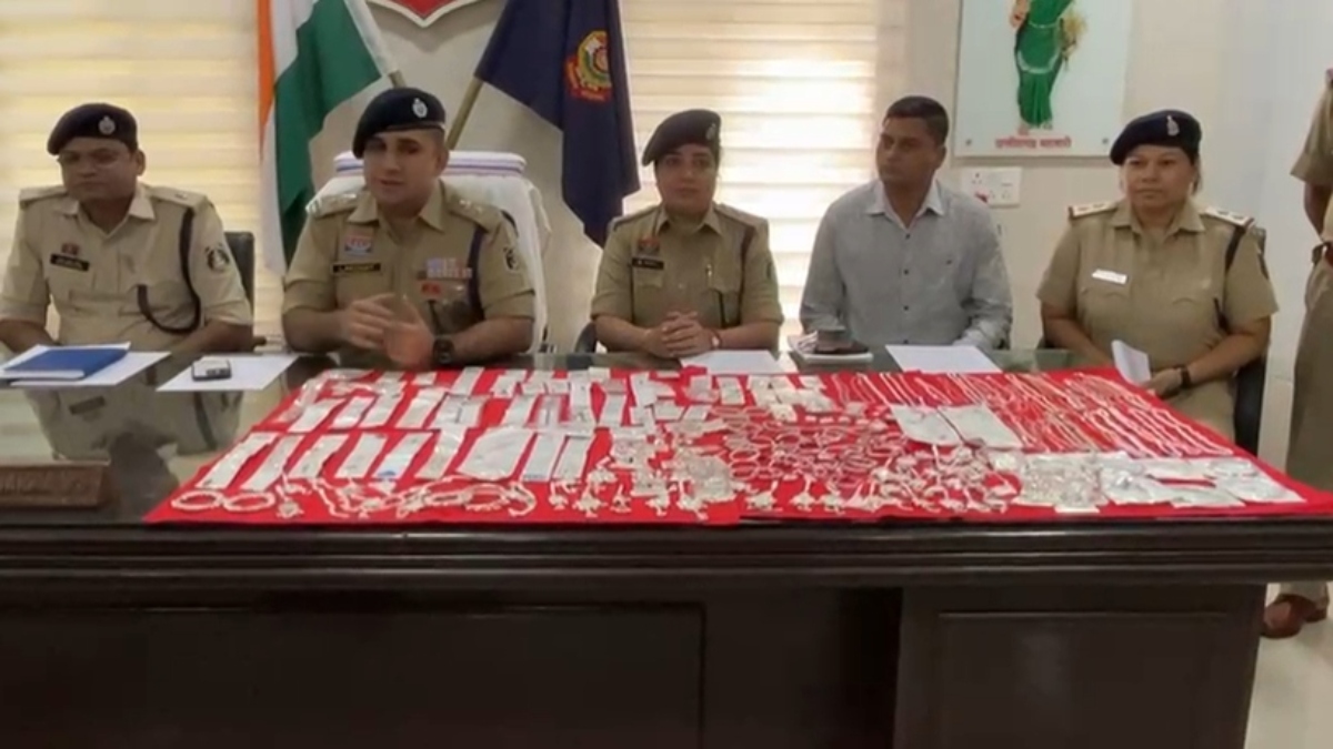 ज्वेलरी शॉप में चोरी का खुलासा : नाबालिग मास्टरमाइंड समेत दो गिरफ्तार, लाखों के जेवर बरामद
