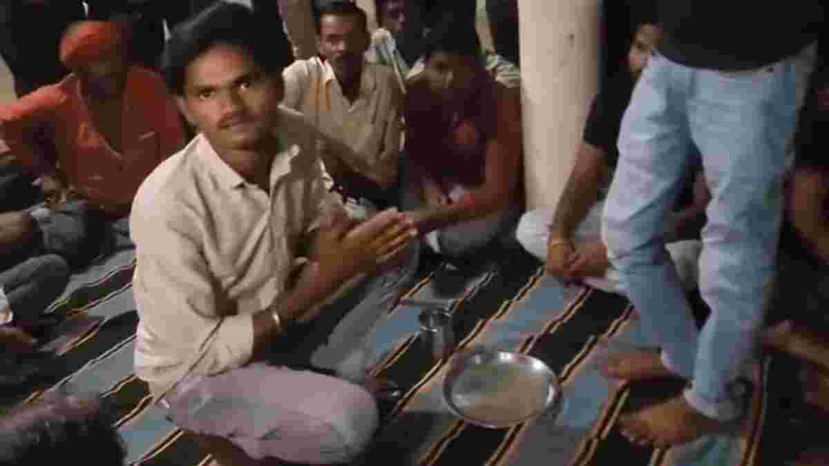 तालिबानी सजा का वीडियो वायरलः आपत्तिजनक वीडियो वायरल करने पर पैर धुलवाकर उसी पानी को पिलाया