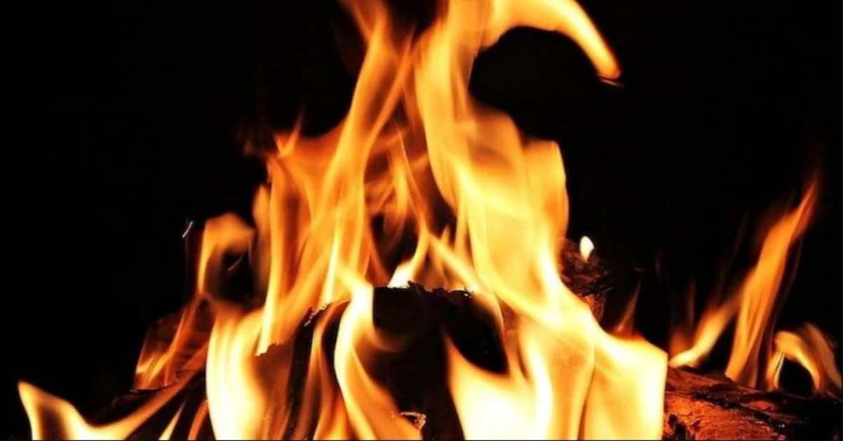 UP में न्याय मांगना गुनाह है! युवक ने पुलिस से की शिकायत, सुनवाई नहीं हुई तो DM कार्यालय के सामने  खुद पर छिड़का तेल और…