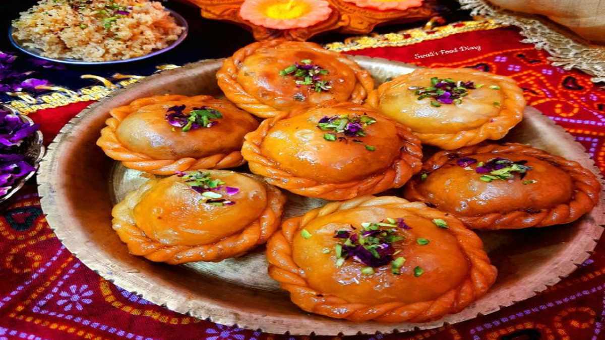 इस बार दीवाली में बनाएं चाशनी में डूबी चंद्रकला गुझिया, स्वाद के साथ रिश्तों में घुल जाएगी मिठास …
