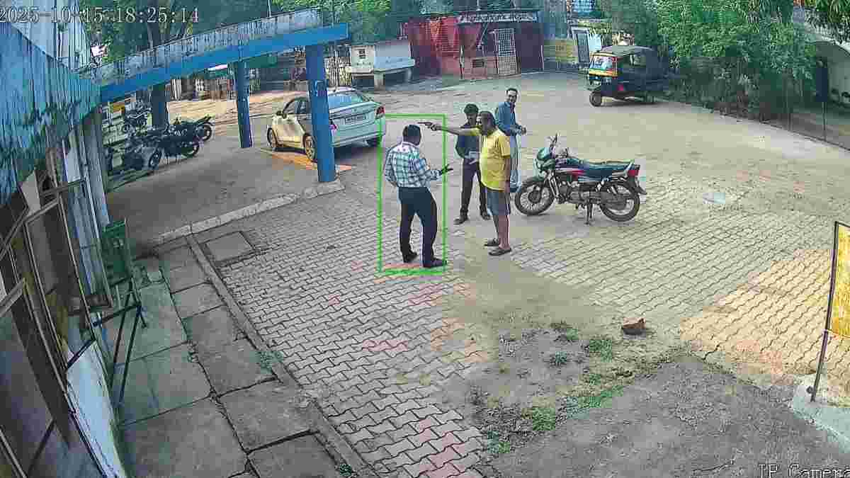 ड्रेसर ने बीएमओ पर ताना कट्टाः मांगा 12 महीने का बकाया वेतन, वीडियो वायरल, पुलिस ने किया गिरफ्तार