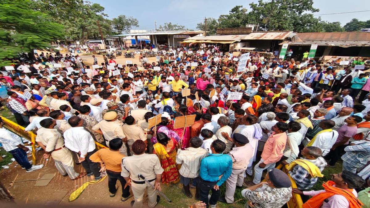 हाथी प्रभावित इलाकों के 30 गांवों के ग्रामीण उतरे सड़कों पर, मुआवजे की मांग को लेकर वन कार्यालय का किया घेराव, कहा नहीं चाहिए क्षतिपूर्ति
