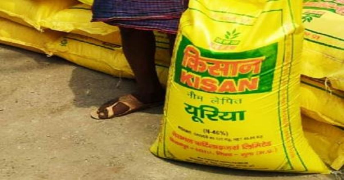 यूपी में किसानों को दोनों हाथों से लूट रहे दुकानदार, मनमाने दाम पर बेच रहे खाद, शिकायत करने पर अधिकार कह रहे- कोई बात नहीं, सब ठीक है
