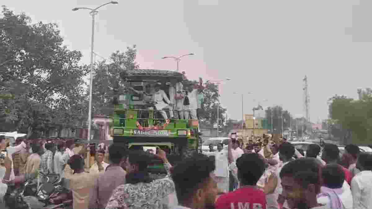 फसल काटने मंगाई मशीन को कलेक्टर ने किया जब्तः किसानों के साथ सड़क पर उतरे कांग्रेस विधायक, हार्वेस्टर पर चढ़कर जताया विरोध