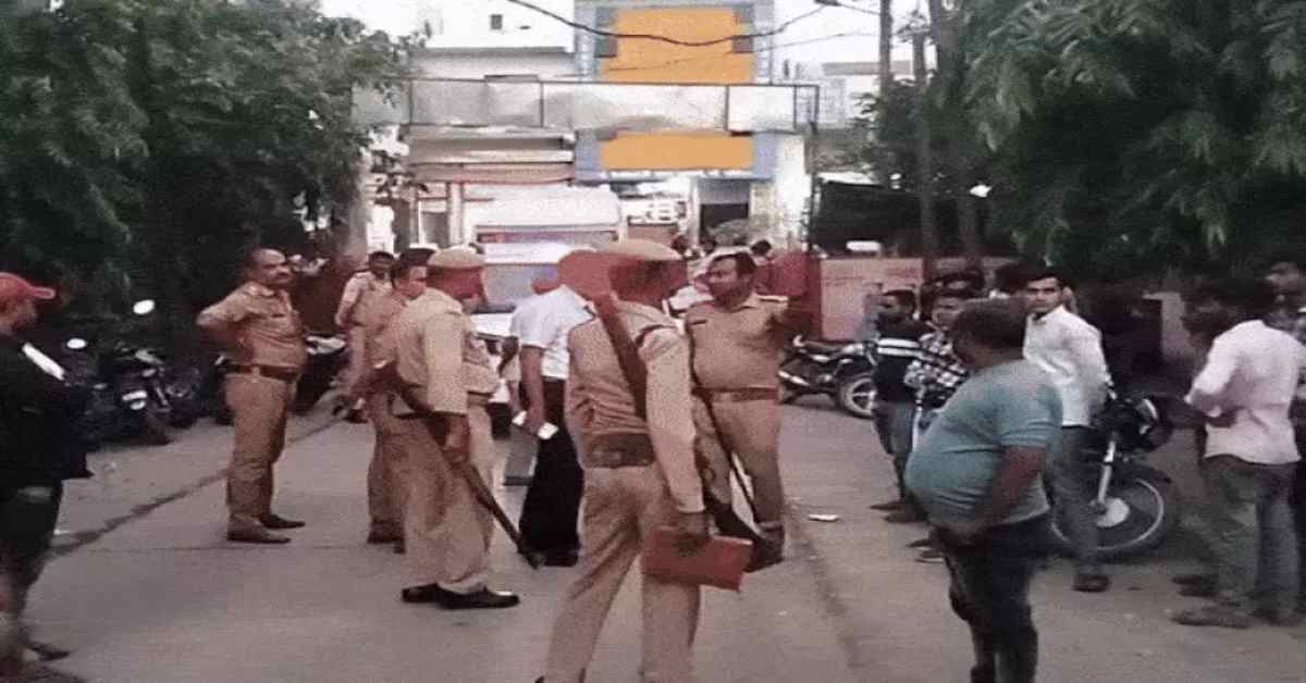 आगरा-लखनऊ एक्सप्रेसवे पर भीषण हादसा: थाईलैंड के दो नागरिकों की मौके पर मौत, टॉयलेट के लिए गाड़ी से उतरे थे